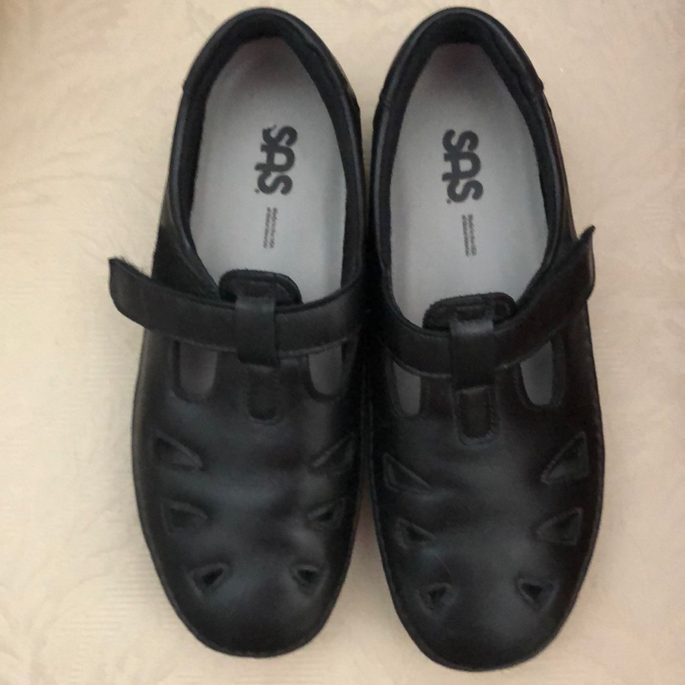 Black women shoes, size 8w, new.